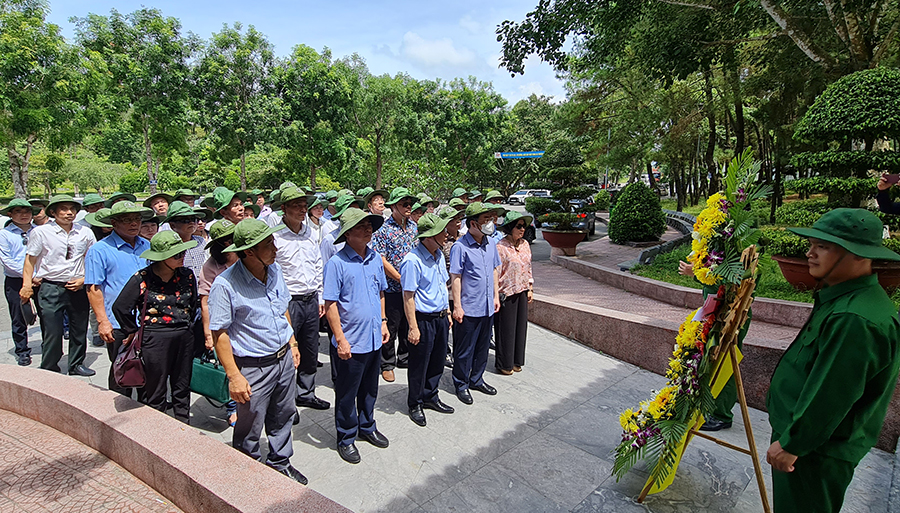 Đặt vòng hoa, dâng hương và trồng cây Bồ đề tại Di tích lịch sử ngã ba Đồng Lộc.
